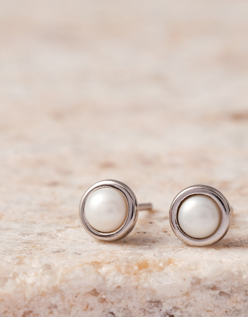 Silver Earing with a Freshwater Pearl